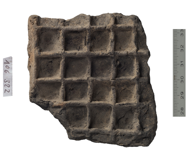 Fragment einer Tüpfelplatte von Roggwil BE. Fotograf Badri Redha, ADB